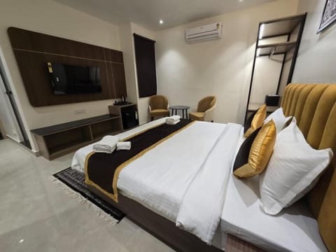 In-room safe, desk, laptop workspace, soundproofing