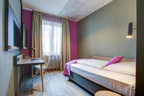 Standard Single Room | In-room safe, desk, laptop workspace, blackout drapes