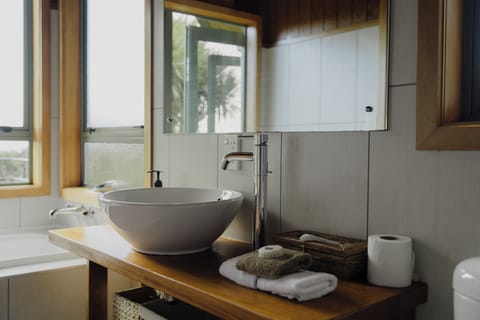 Classic Apartment, Multiple Beds, Non Smoking, Ocean View | Bathroom | Free toiletries, towels