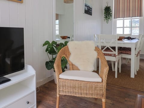 Cottage | Dining