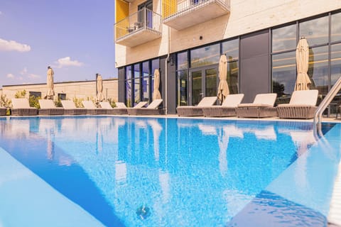 Seasonal outdoor pool, sun loungers
