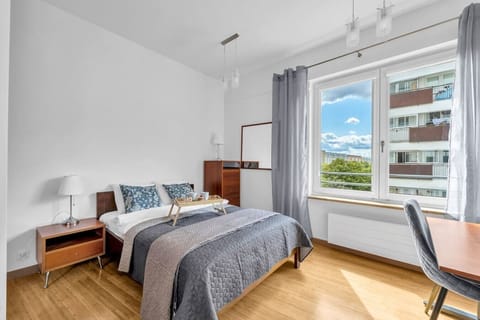 Apartment near Warsaw city center for 4 guests with private parking and a balcony | Book Now with RENTUJEMY.COM