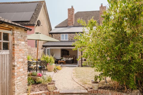 Kempsey House, sleeping 7 guests in pretty Frampton on Severn, rear aspect