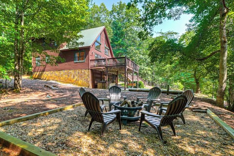 Fire-lit evenings with seating for 6 beneath the North Georgia sky