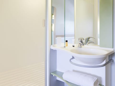 Desk, soundproofing, iron/ironing board, free WiFi