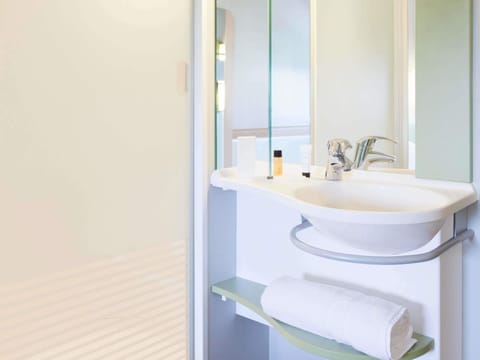 Desk, soundproofing, iron/ironing board, free WiFi