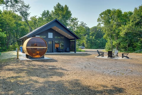 Richville Vacation Rental | 2BR | 1BA | 795 Sq Ft