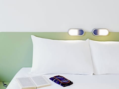 Classic Room | Desk, laptop workspace, blackout drapes, soundproofing