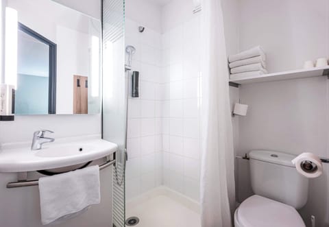 Shower, eco-friendly toiletries, towels