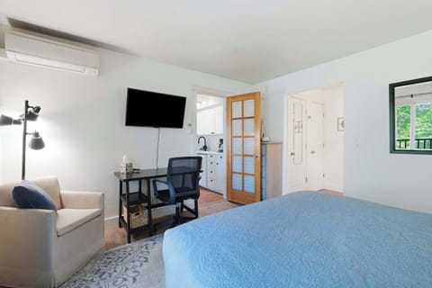 Condo, 1 Queen Bed with Sofa bed, Garden View (Cozy Condo by Downtown) | 1 bedroom, desk, laptop workspace, individually decorated