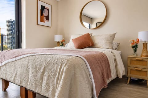 Dormitorio principal con cama queen, ropa de cama de calidad y decoración acogedora. Espacio luminoso, ideal para descansar cómodamente y disfrutar una estadía relajante ️