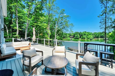 Outdoor Lounge: Unwind on the spacious deck with breathtaking lake vistas and stylish seating!