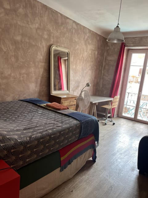 Iron/ironing board, WiFi (free)
