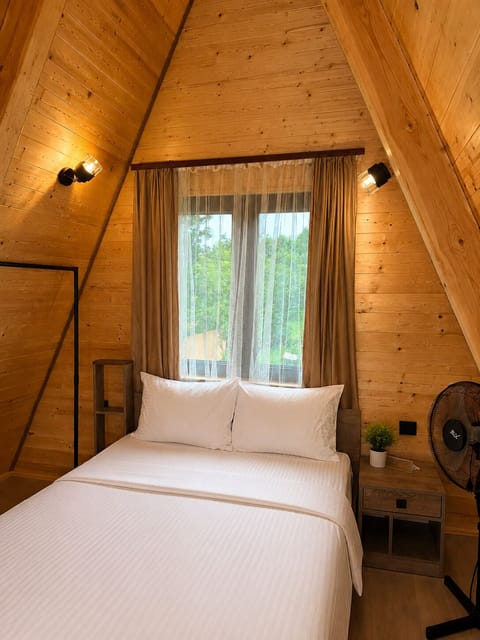 Cottage, Lake View | Iron/ironing board, WiFi (free), bed sheets