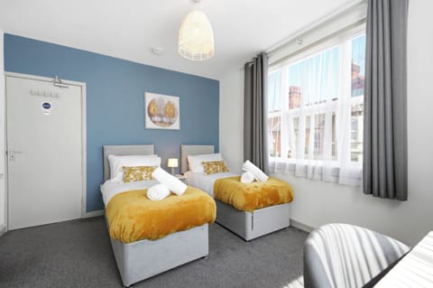 Double room with smart TV and zip and link beds