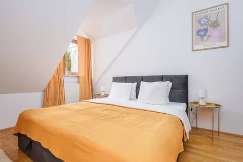 House | 5 bedrooms, laptop workspace, iron/ironing board, bed sheets