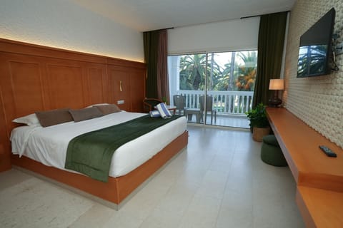 In-room safe, desk, laptop workspace, blackout drapes