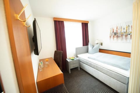 Standard Twin Room, Garden View | Desk, soundproofing, iron/ironing board (on request), WiFi (free)
