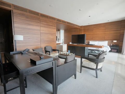Minibar, in-room safe, blackout drapes, cribs (free)