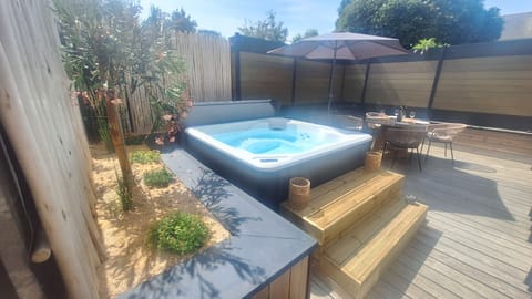 Outdoor spa tub