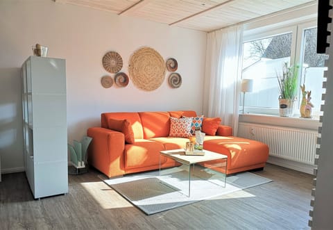 Gemütlicher Wohnbereich, Fenster mit elektrischen Außenrollläden