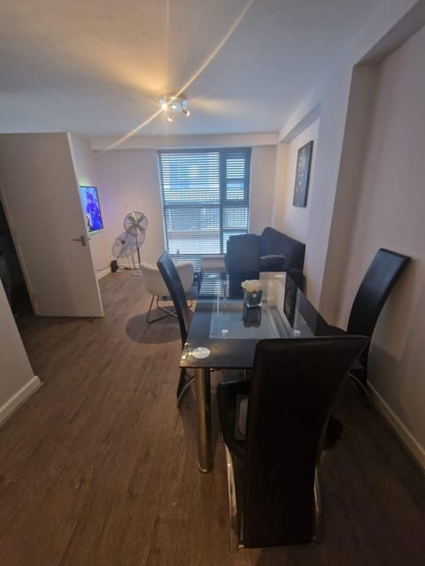 Apartment, 1 Bedroom, Accessible, Balcony | Dining room