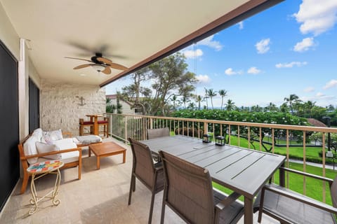 Step onto your covered terrace and find a slice of paradise. Dine under the glow of tropical sun, lounge with ocean breezes, and soak in lush greenery and swaying palms just beyond your private railing.