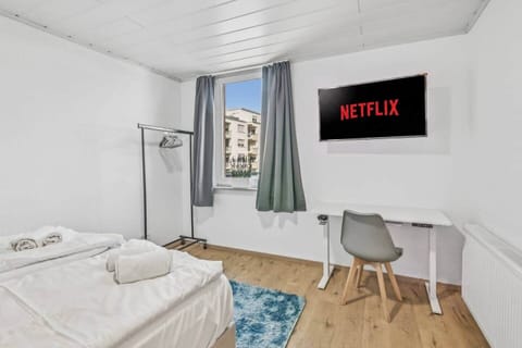 Helles Schlafzimmer mit Netflix & eigenem Schreibtisch – ideal zum Ankommen und Arbeiten in Trier
