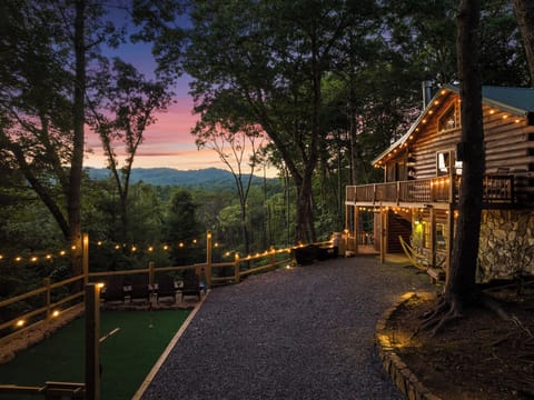 Cozy mountain-view cabin with twinkle lights, deck, and outdoor fun