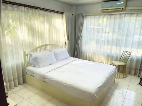 In-room safe, desk, laptop workspace, blackout drapes
