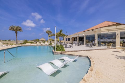 Stylish Gold Coast 1BR  Near Beach  Pools & Gym (40746)