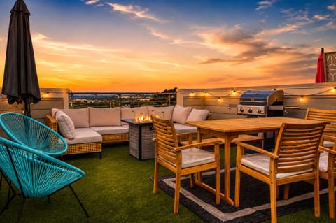 Welcome to The Main Stage, where rooftop sunsets, a private hot tub, and unforgettable nights set the scene for your Nashville getaway.
