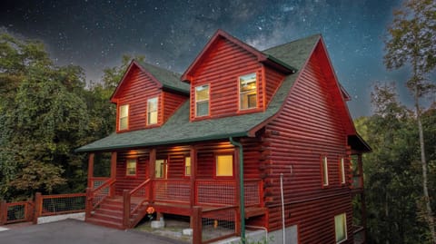 Welcome to Bearfoot Haven—a spacious Smoky Mountain cabin where family and friends can settle in under one roof.