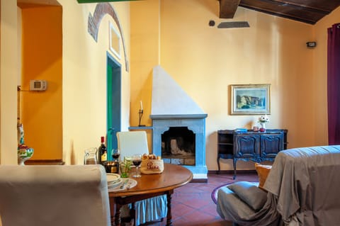 Apartment (1 Bedroom) | Living area | 32-inch Smart TV with cable channels, fireplace