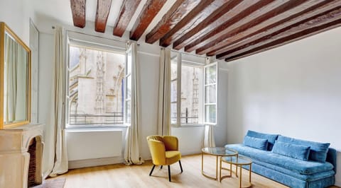 Bienvenu dans notre salon ouvert sur la cuisine, composé d'un canapé convertible confortable, d'un coin repas et d'une TV