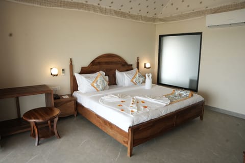 Luxury Tent, Garden View | Desk, WiFi (free)