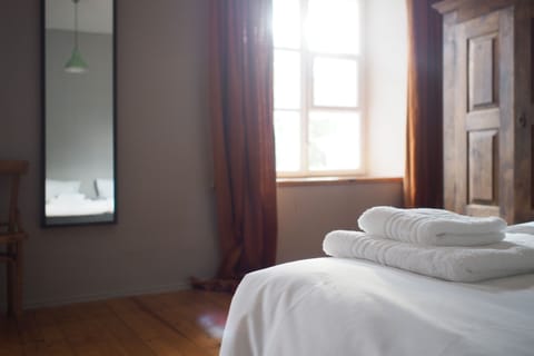 Studio | Premium bedding, iron/ironing board, free cribs/infant beds