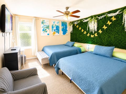 1 queen bed
1 full size bed