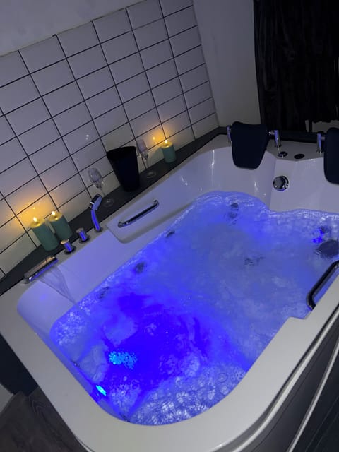 Indoor spa tub