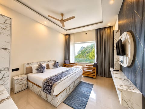 Deluxe Room with Balcony | Desk, soundproofing, iron/ironing board, WiFi (free)