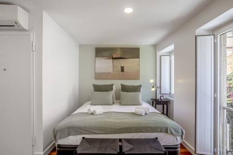 1 bedroom, bed sheets