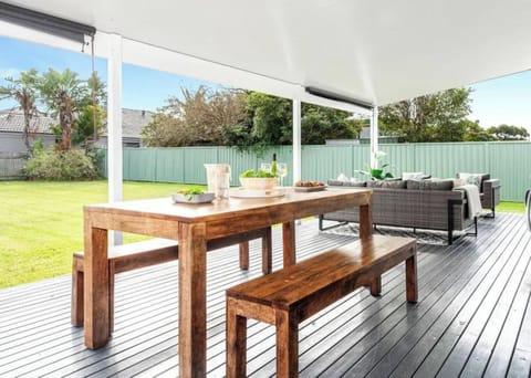 Periwinkle | Covered outdoor deck | Al fresco dining | Outdoor lounge | Pets Welcome | Dog bowls