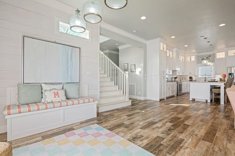 House, 5 Bedrooms | Living area