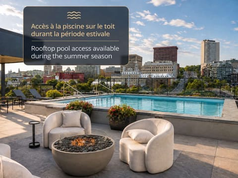 Offrez-vous une pause rafraîchissante dans la piscine sur le toit, accessible durant la saison estivale. Profitez du soleil, détendez-vous et admirez la vue exceptionnelle sur la ville.