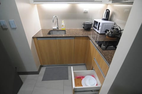 Comfort Condo, 1 Bedroom, Non Smoking, Air conditioning | Private kitchenette | Fridge, microwave, stovetop, electric kettle