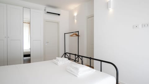 Apartment (1 Bedroom) | 1 bedroom, iron/ironing board, bed sheets