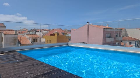 Take a refreshing dip in the shared rooftop pool while enjoying views over Peniche's charming rooftops. relax.
#Peniche #RooftopPool #SharedPool #BeachEscape #PortugalCoast #HolidayApartment #LovelyStay #Portugal #PT