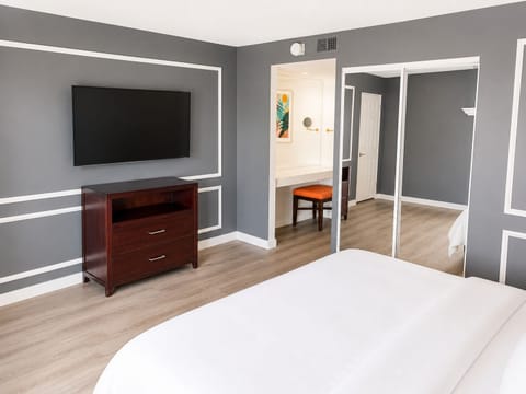 Deluxe Suite, 1 Bedroom, Kitchen | Premium bedding, blackout drapes, iron/ironing board, WiFi (free)