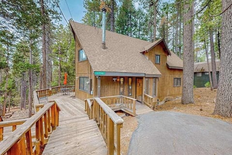 The spacious exterior patio at CAAR008: Forest Retreat invites al fresco dining amidst the serene Arnold, CA forest. Enjoy your private mountain escape.