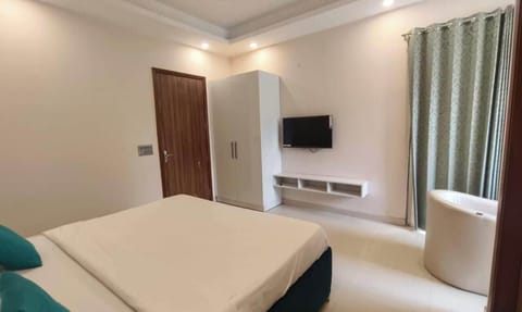 Double Room, Balcony, City View | Desk, laptop workspace, WiFi (free)